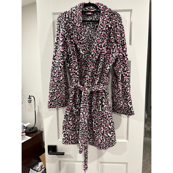 Victoria's Secret Other - Victoria's Secret Cheetah Leopard Heart Print Fuzzy Plush Robe Size M/L